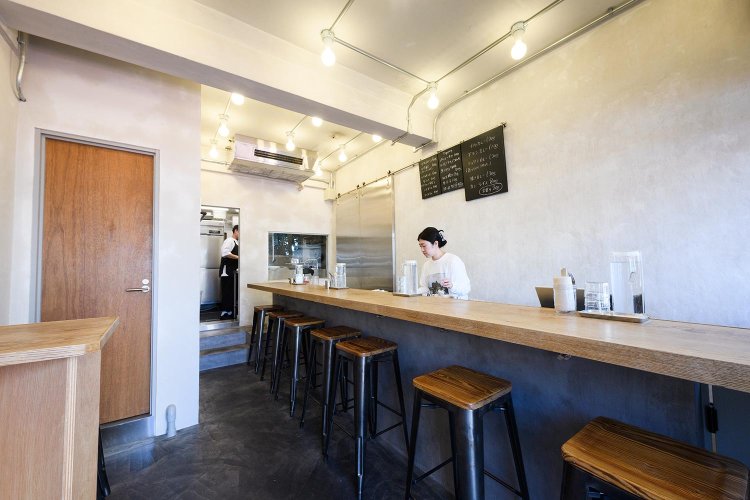 風が吹き抜けて気持ちのいいカウンター式の店内。