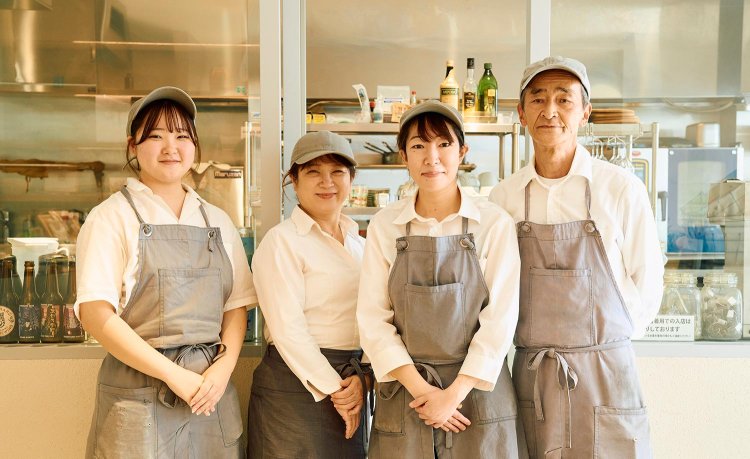 石垣店長（左から2番目）とスタッフとの和気あいあいとした空気感も温かだ。