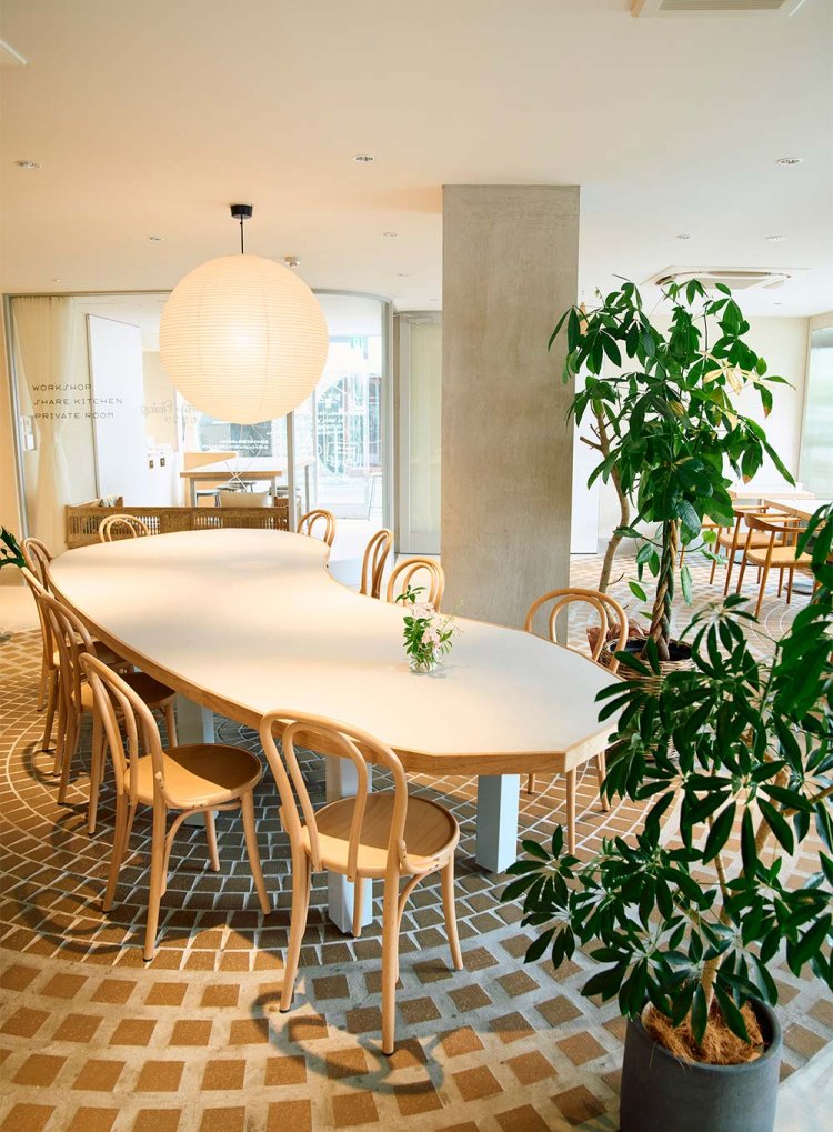 開口部が広く、明るい店内。