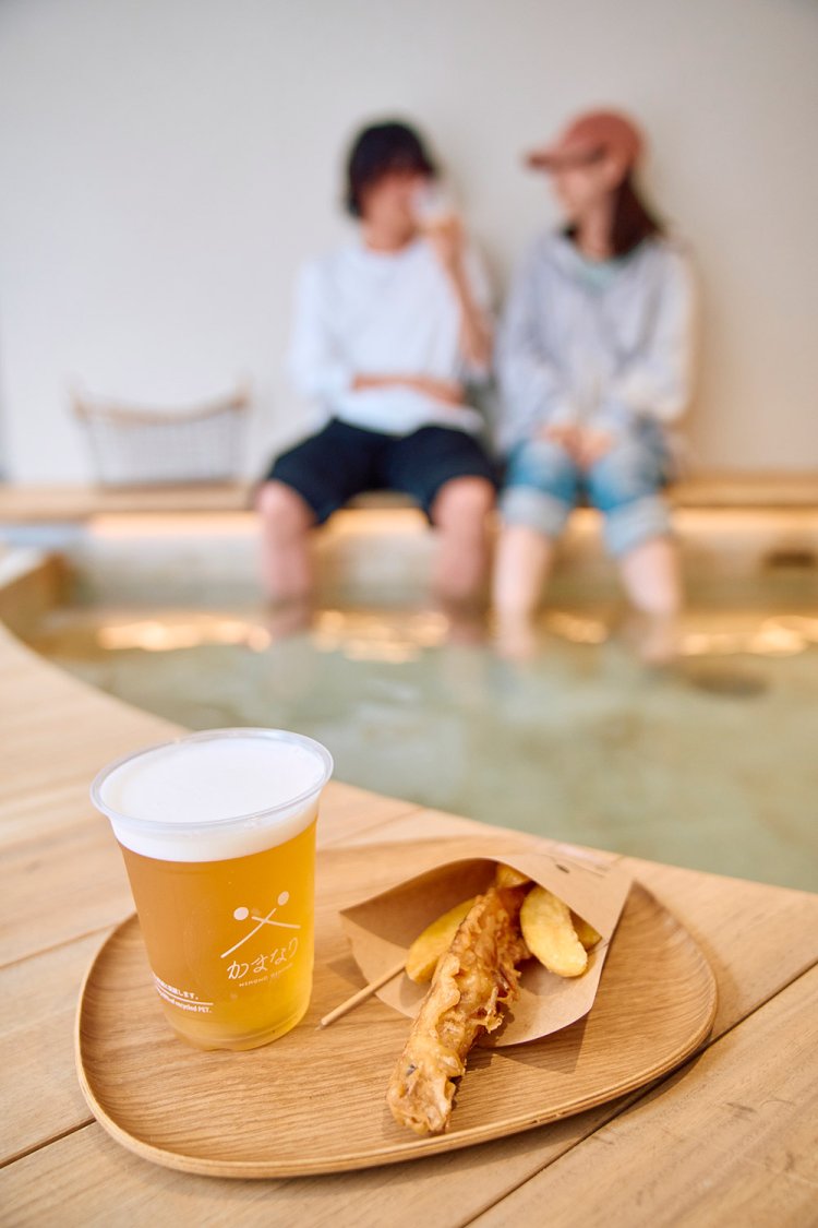 テイクアウトメニューの樽生ビール静岡麦酒と天使の海老フリット各680円。併設の足湯に浸かりながら味わうのもいい。