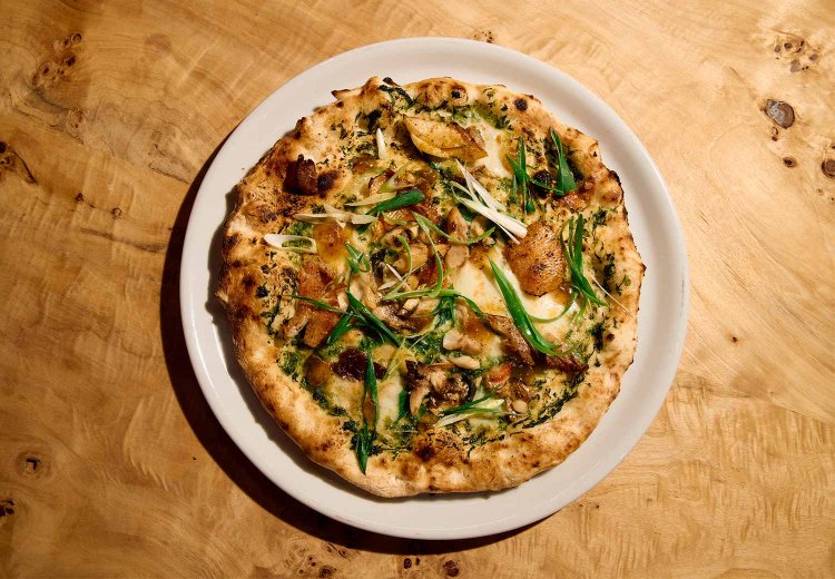 地物サバの干物のピッツァ 網代のカツオ節とカラスミがけ2640円。