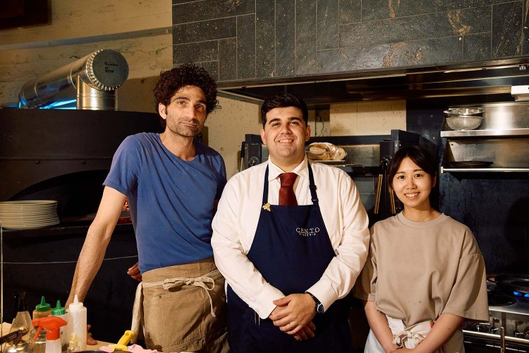 左からピッツァ職人のロマナトさん、ソムリエのマッラさん、ドルチェ担当の高柳さん。