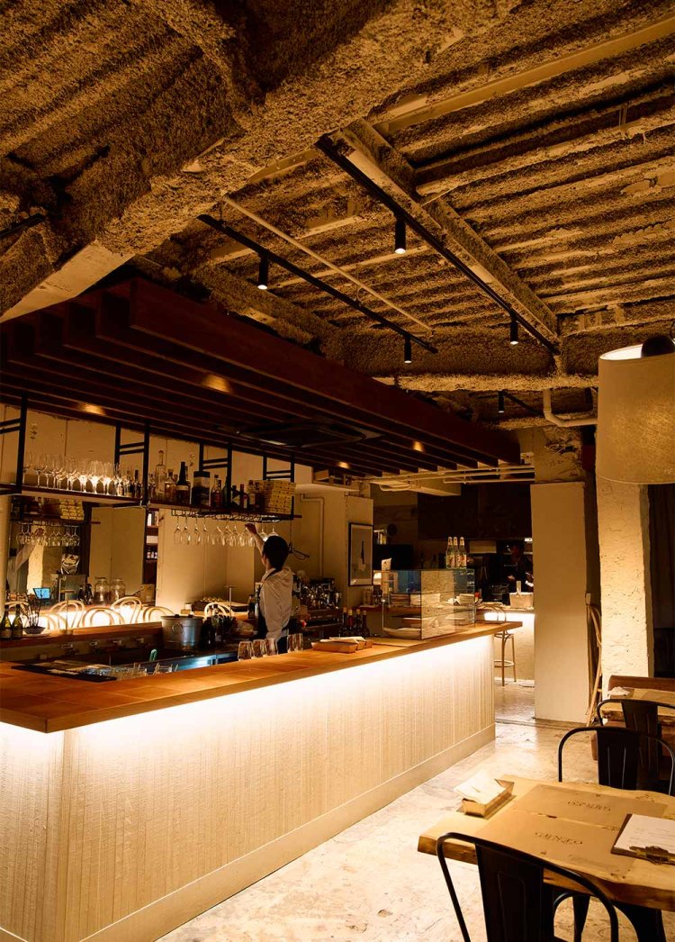 ビル2階にある約40席の隠れ家的な店。