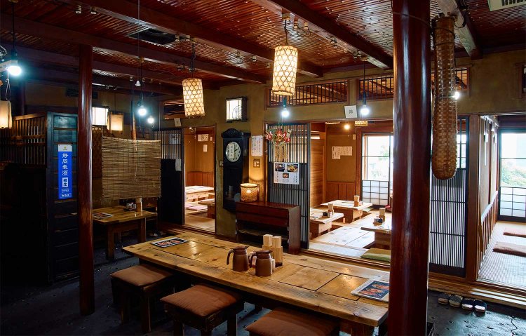 1階の畳敷き和室や2階の客席から海が望める。