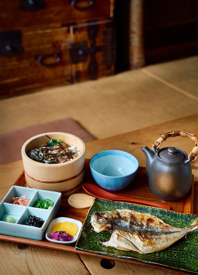 名物の鰺まご茶膳2200円は、丼の中のアジの刺し身をそのまま味わうのもいいが、出汁をかけてお茶漬け風に、さらに干物をのせて丼風に味わうのもおすすめ。