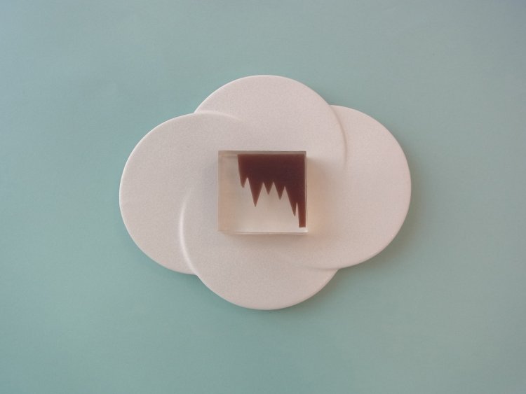 琥珀製「夕立」。