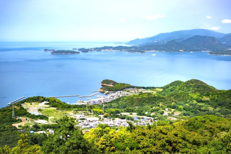 壇山展望台から見下ろす豊島（てしま）の風景。（撮影＝国貞 誠）
