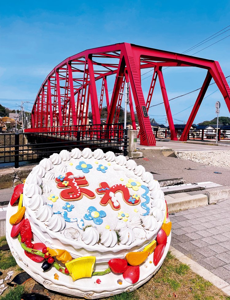 2024年3月、珠洲市の直（ただ）小学校での炊き出しに参加した常盤さん（上）。連続テレビ小説『まれ』のロケ地、いろは橋そばのオブジェ「まれケーキ」もピカピカに。まれケーキは奇跡的に崩れなかった。