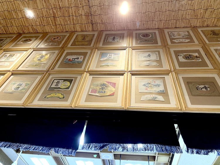 カウンターからくるりと振り返ると、背後にも飾ってあった！