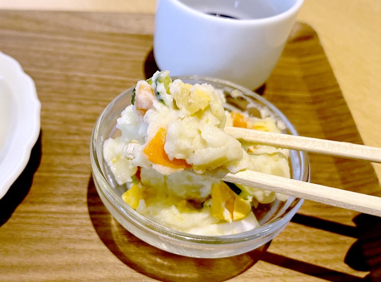 ジャガイモ、ニンジン、キュウリにゆで卵。具材が大きめでまろやかな味付けのポテトサラダ。