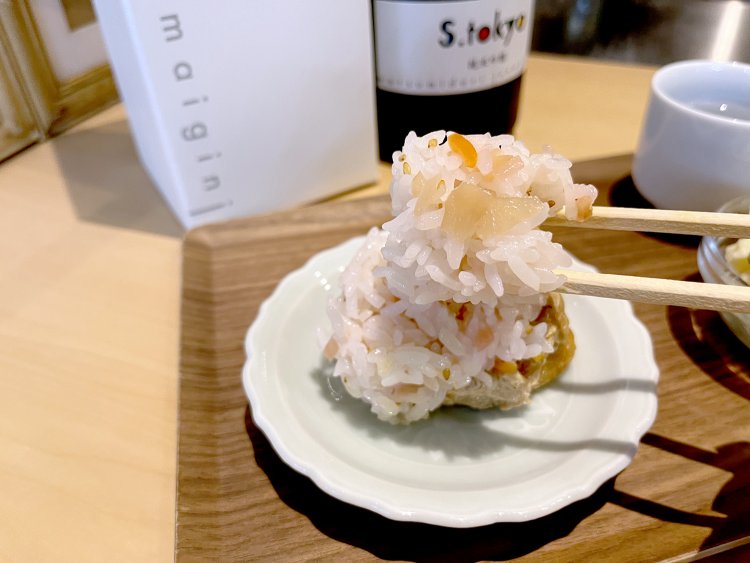 酢飯にはつや姫を使用。ほんのり桃色なのは、刻んだ紅生姜を混ぜているからだ。