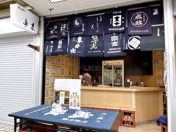 カウンターがいっぱいでも、手前のテーブルで飲むことができる。