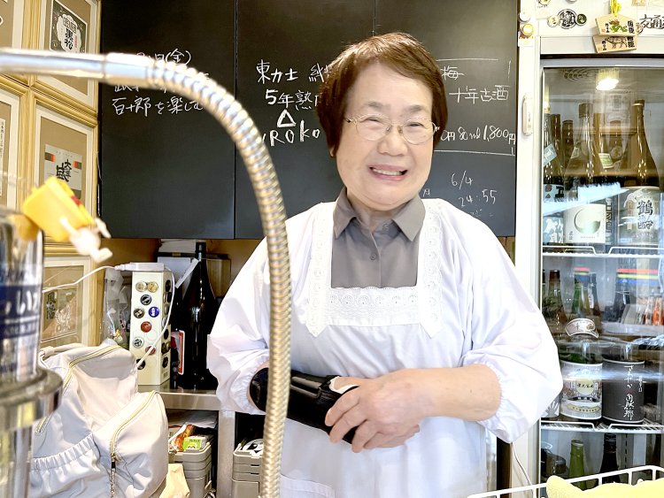 ピカピカの笑顔が輝く、女将の栗原伊津子さん。毎晩少し日本酒を飲むことや料理にたくさんお酒を使うことが美肌の秘訣だそう。