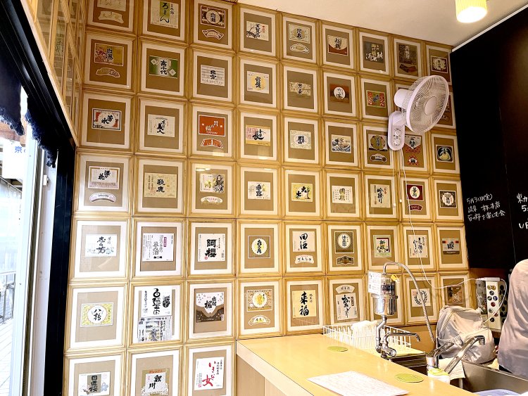 女将さんが1983年から集め始めた47都道府県の日本酒のラベルコレクションだ。