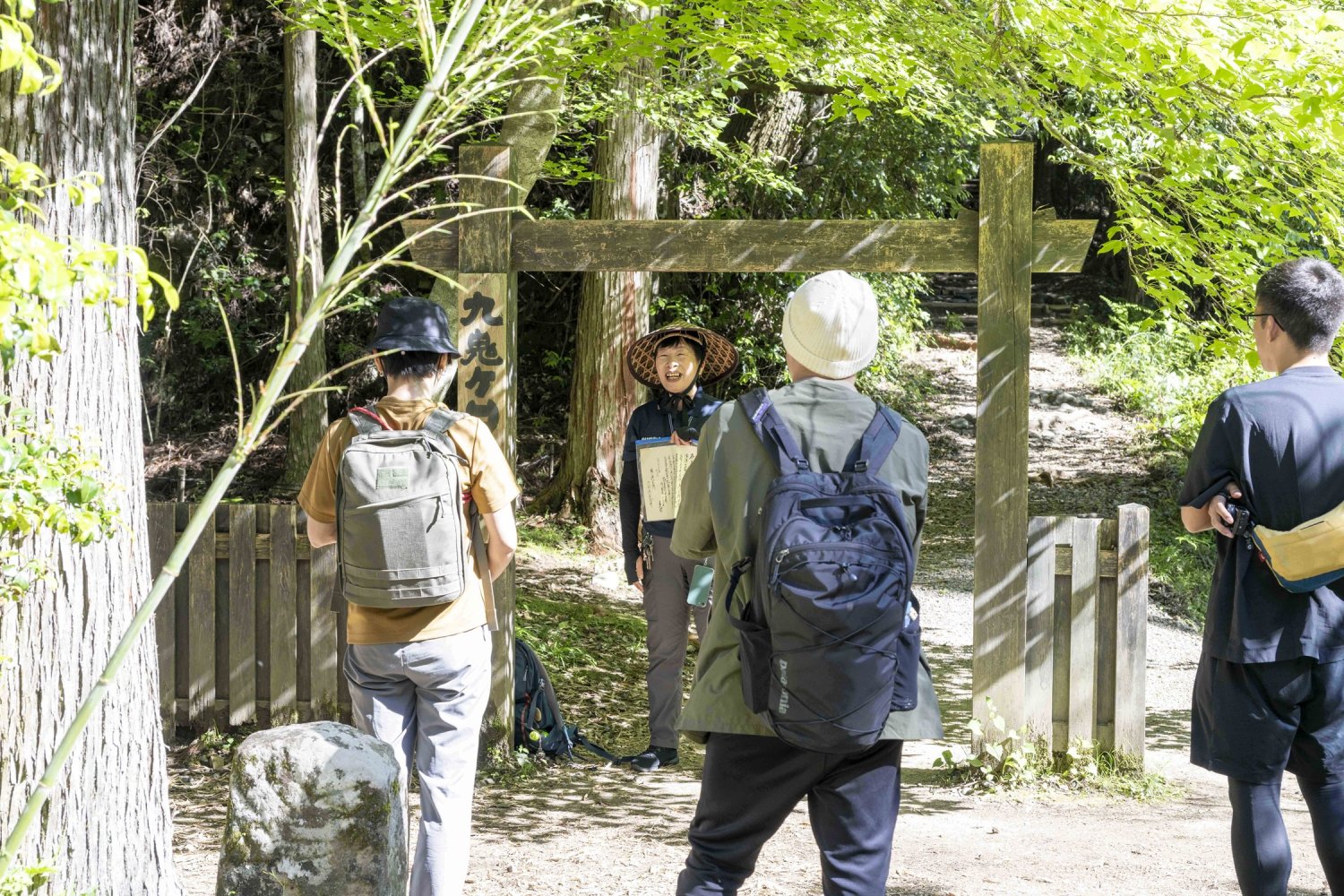 ともに歩いてくれたのは語り部の松本さん。この道20年以上のベテランだ。