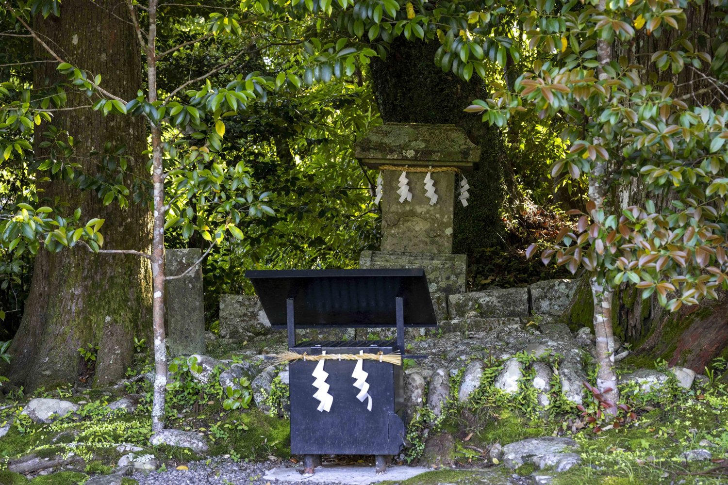 祓殿王子跡の石祠。藤原定家の『熊野御幸記（ごこうき）』にもその記述が残る。