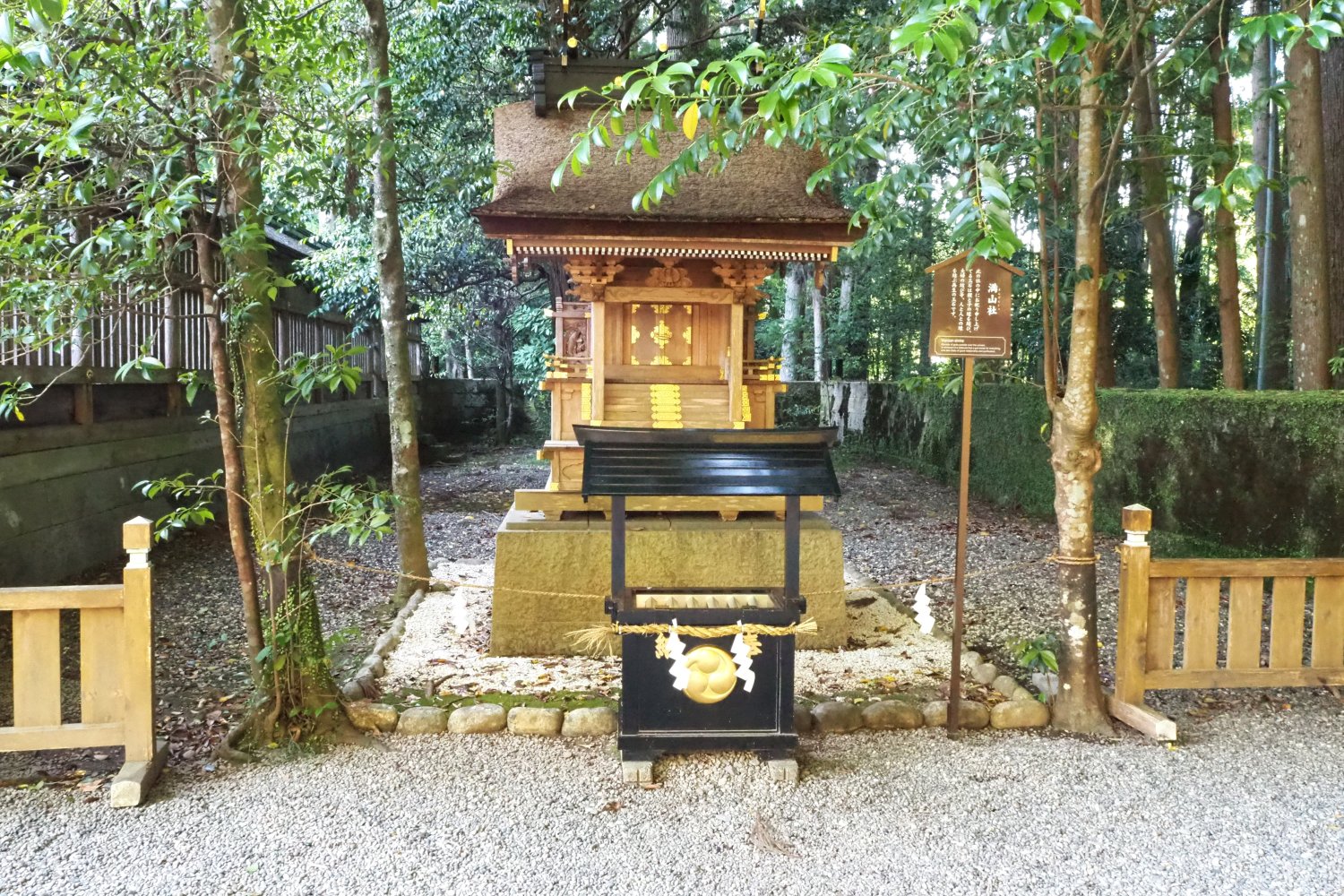 満山社の祭神は八百万（やおよろず）の神。