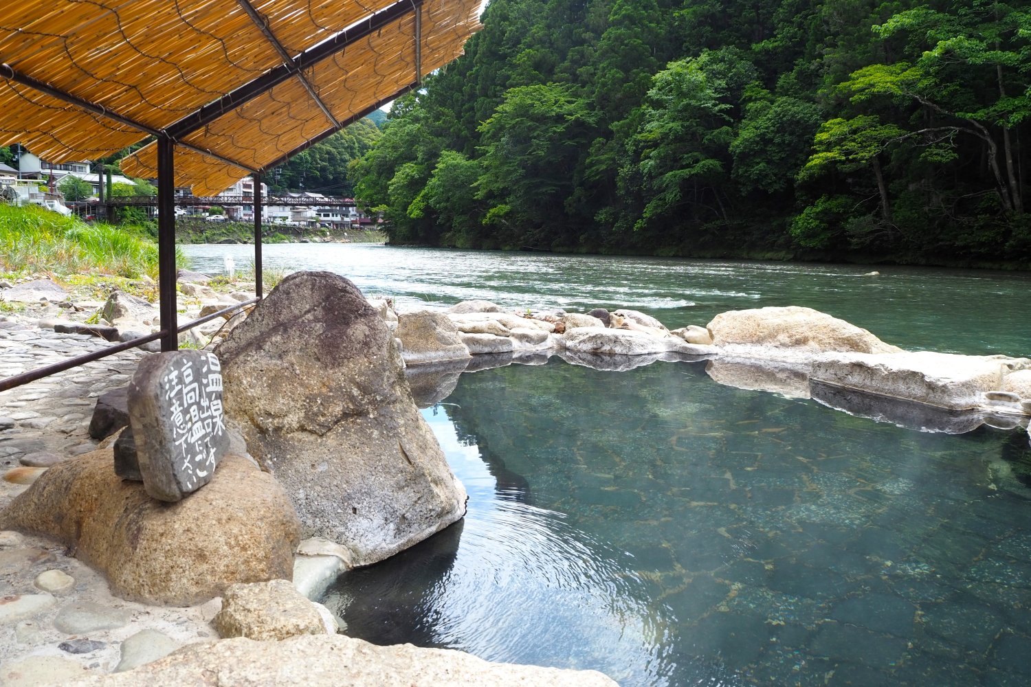 大塔川を目前に望む河原風呂。力強い水の流れを間近で感じる。