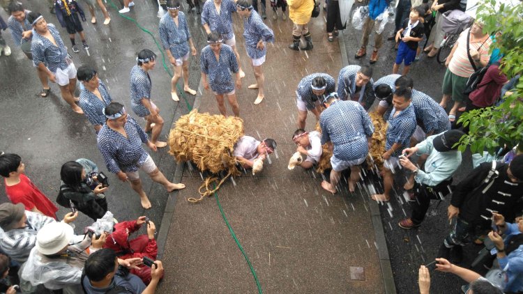 龍神役の2人に威勢よく水が掛けられ、見物客も盛り上がる。