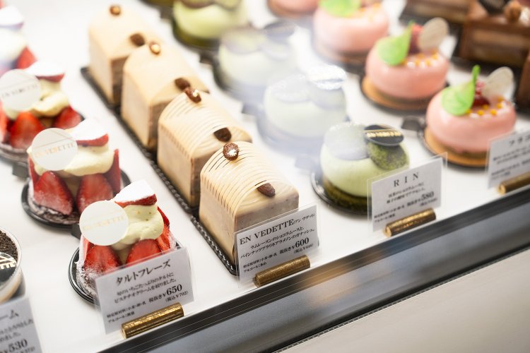 シェフ・森大祐さんが考案した美しいケーキがずらり。