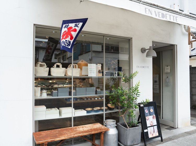 軒先に「氷」の旗が出たら、かき氷シーズン到来。