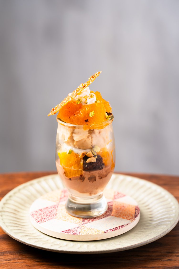 農家直送の八朔とヘーゼルナッツのパルフェミニョン1200円。