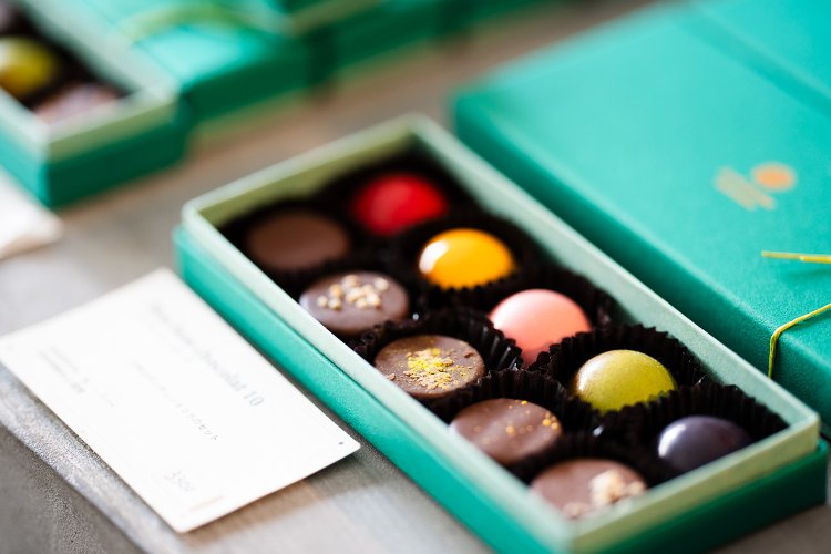 ボンボンショコラ10個入り3300円。1個から購入可。