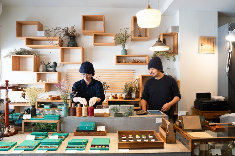 宮下雄樹さん（右）が製造、田中美緒さんが接客を担当。