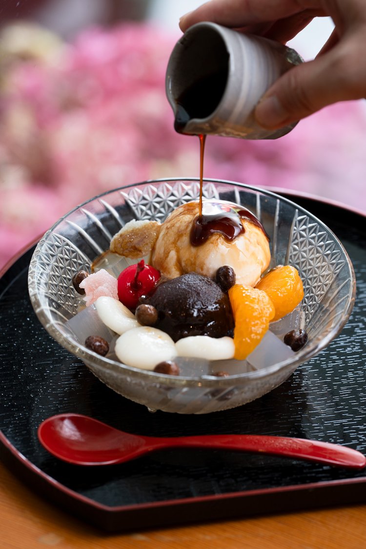 リピーターが多い、一番人気の白玉クリームあんみつ900円。