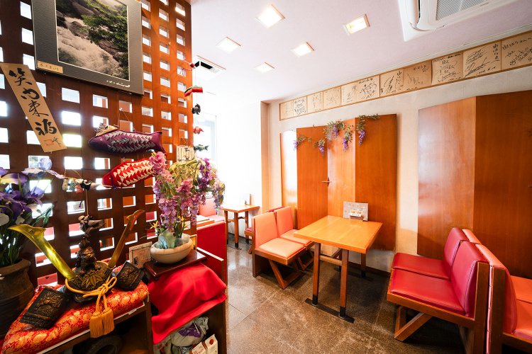 明治時代に代筆屋として創業。1989年、女将の息子である5代目が甘味処に。