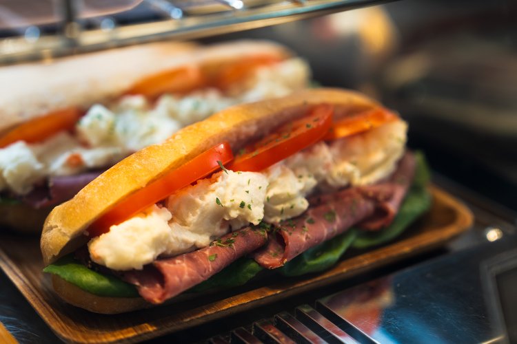 おなかを満たすフードメニューも揃う。