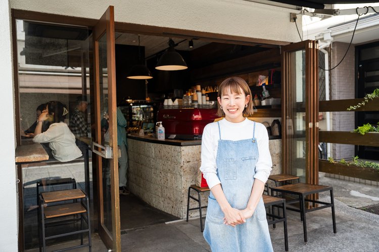 「夏限定の水出しアイスコーヒーも評判です」と店長の新井薫さん。