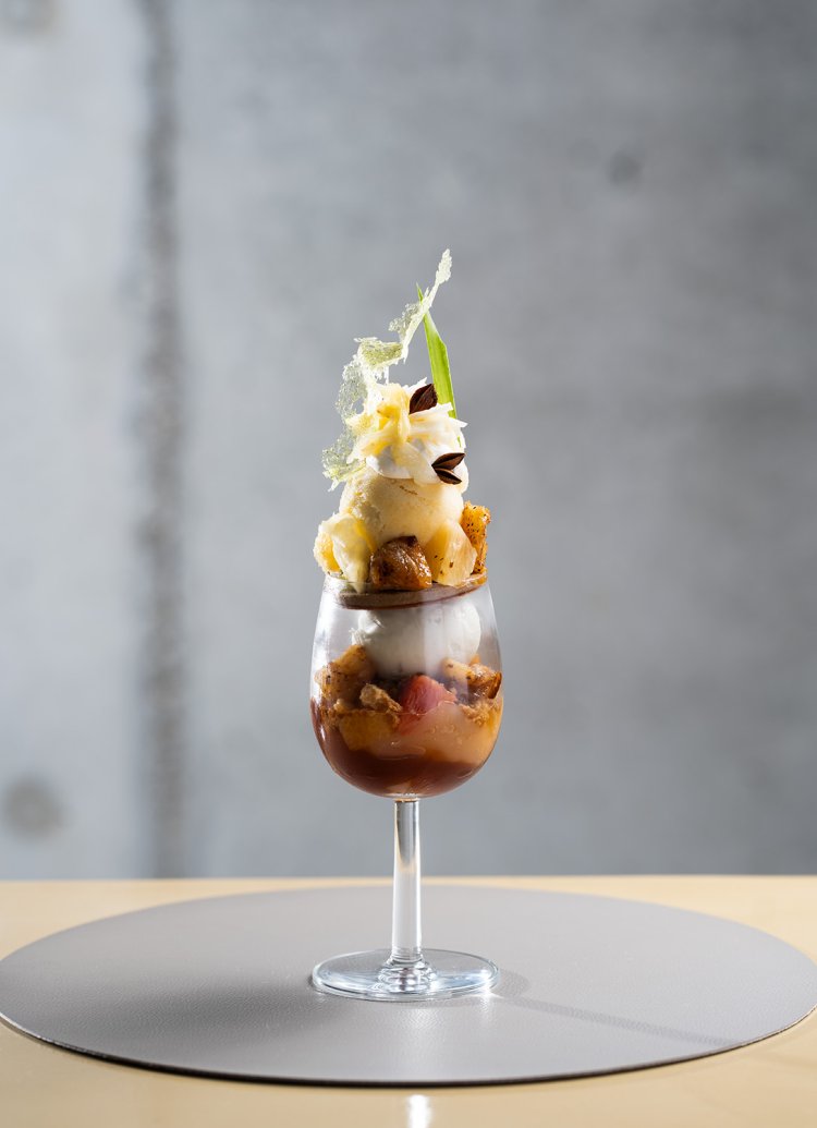 季節のパフェ。最新のパフェはHPを参照（写真は2024年6月末まで提供のパイナップル／国産グレープフルーツ／スパイス2500円）。