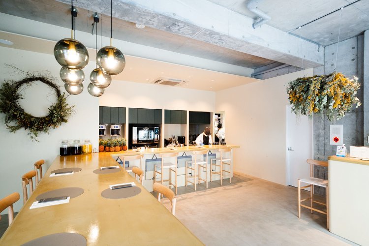 店内はオープンキッチン。パフェの内容は時季によって替わる。