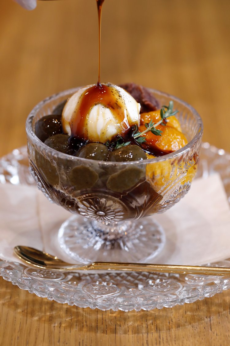 寒天、白玉、蜜などに番茶を用いた佐渡番茶白玉あんみつ847円。あんこも佐渡産小豆だ。