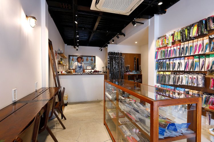 席もあるが、スタンド感覚で話す人も多い。