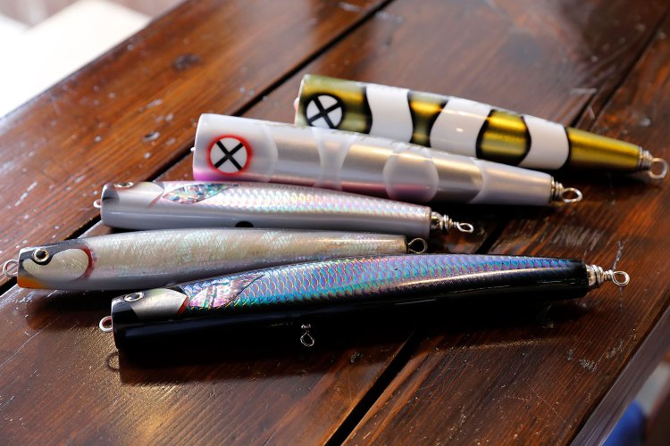 アワビなどの貝を貼り、色付けしたウッド製ルアーは職人手製。希少品多し。