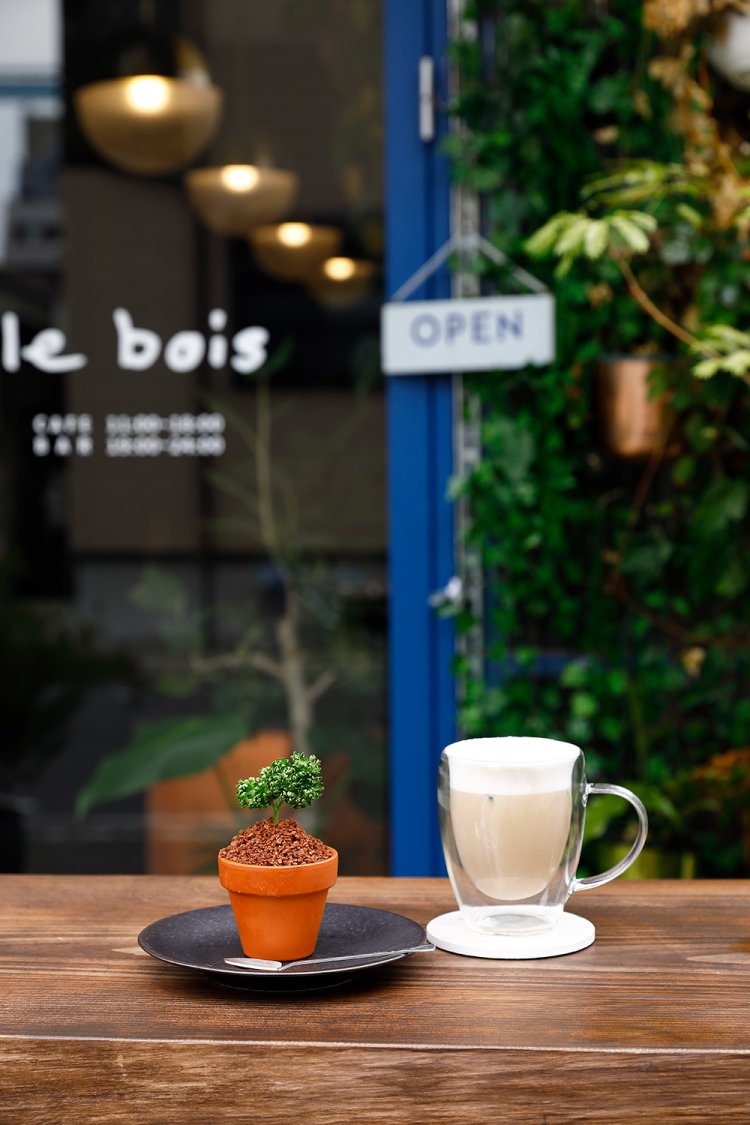 カフェオレ600円。パセリを観葉植物に見立てたプラントプリン450円は、クランキーチョコの土を掘ると、ホイップ＆蒸し焼きプリンが現れる。