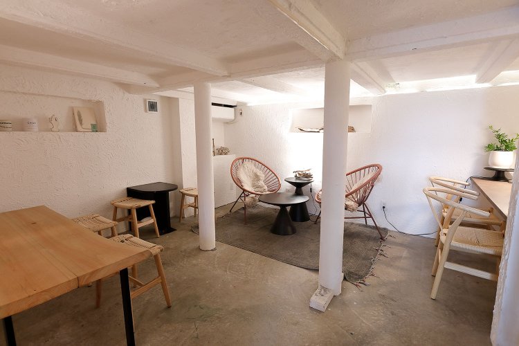 天井が低いカフェ空間。