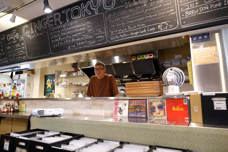 キッチンに立つ高山さん。