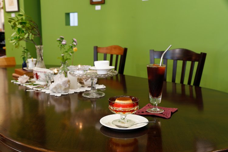 蒸した自家製気まぐれプリン500円、アイスコーヒー500円。盛り付けた食器やグラスも販売する。