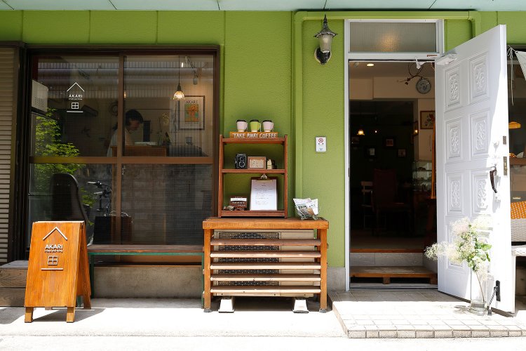 細い路地に隠れる。