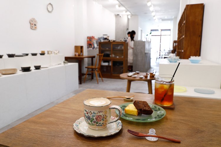 カフェラテ、アイス白桃アールグレイ各600円。日替わり焼き菓子のショコラパウンドとオレンジパウンド各350円。