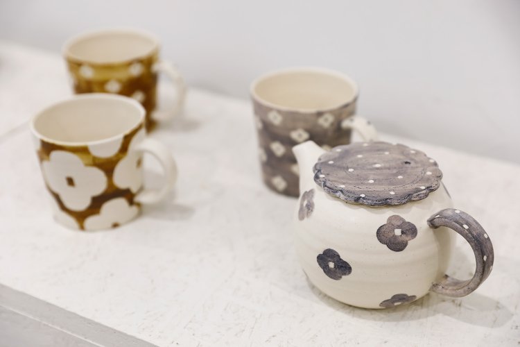 信楽焼のひつじのてしごとシリーズは常設だ。