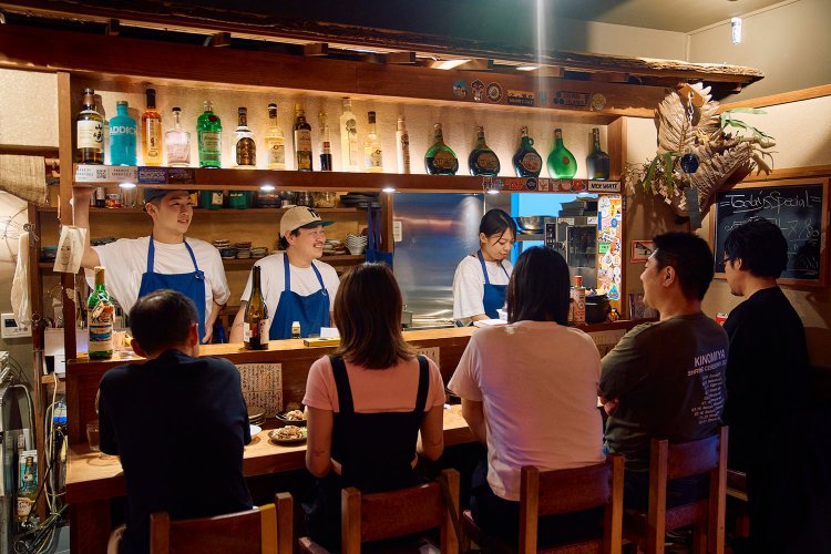 談笑が絶えない明るい店内。