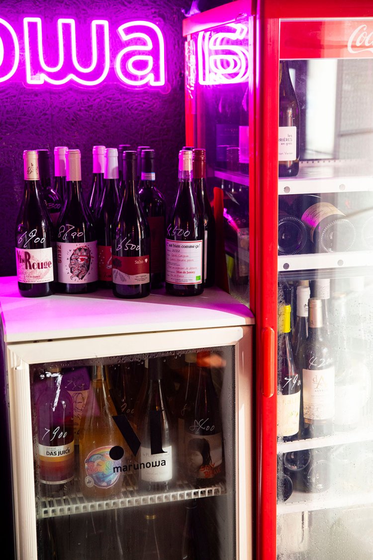 貴重な銘柄のワインを飲める店として人気。