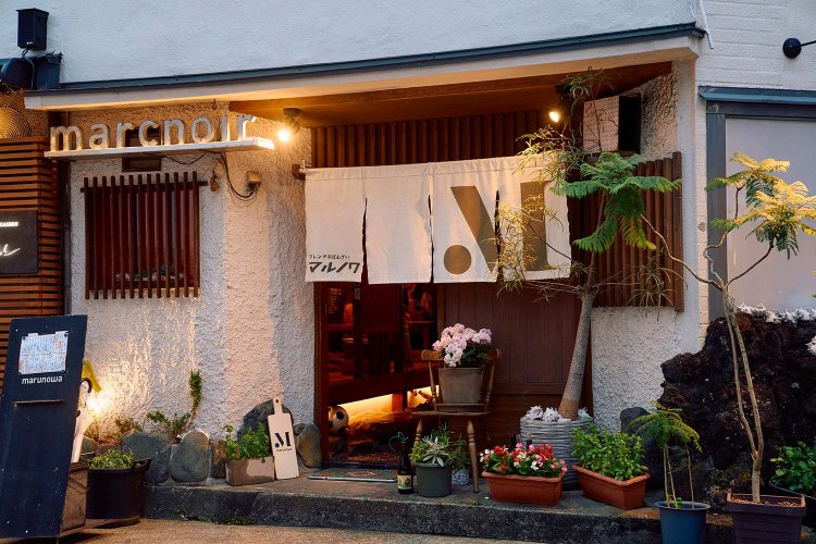 小料理屋だった店舗をリフォームして開店。