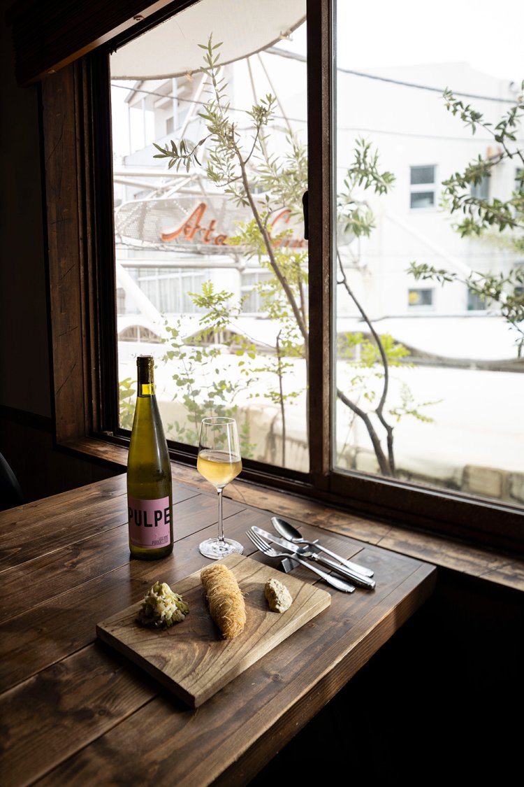 地アジフライ ポムドパン風～カダイフ包み揚げ～1320円とナチュラルワイン（白）グラス1320円。