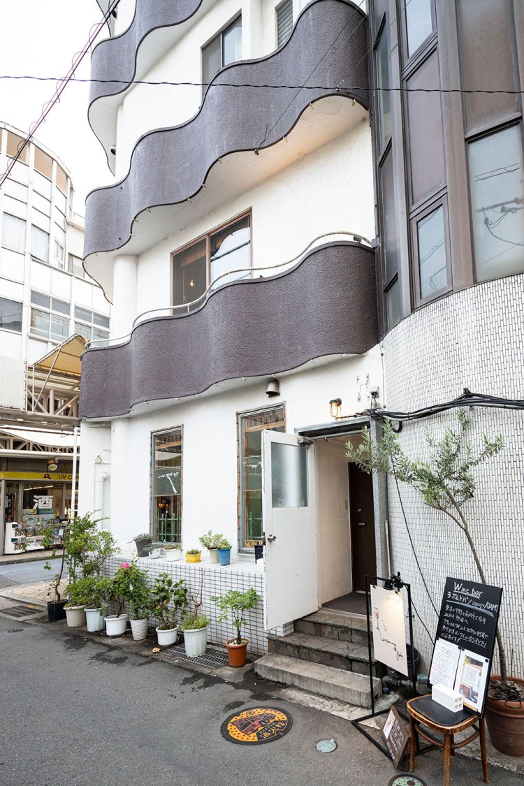 熱海銀座の角を曲がった2階の隠れ家的な店。