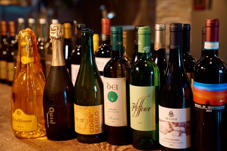 常時100種類ほどのワインを揃える。